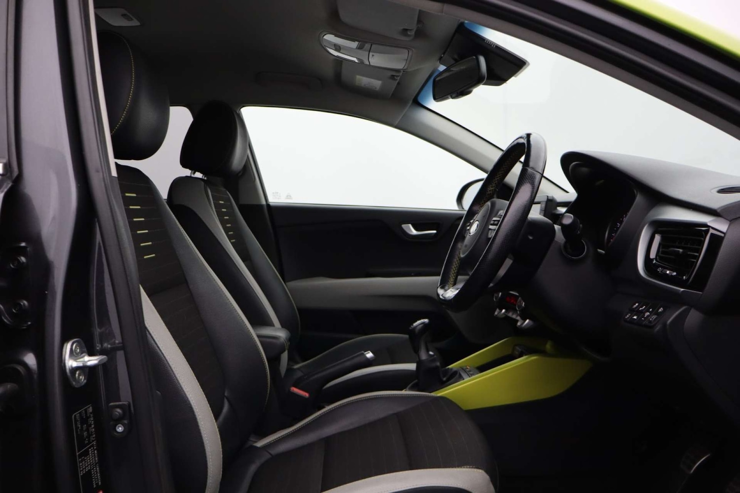 Used Kia Stonic 2018 for sale - 76481375: Photo 2