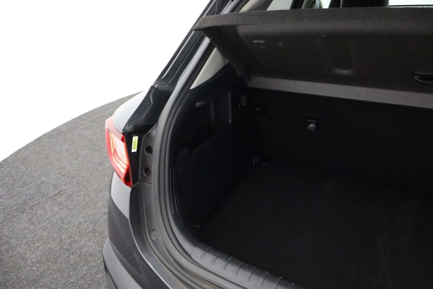 Used Kia Stonic 2018 for sale - 76481375: Photo 25