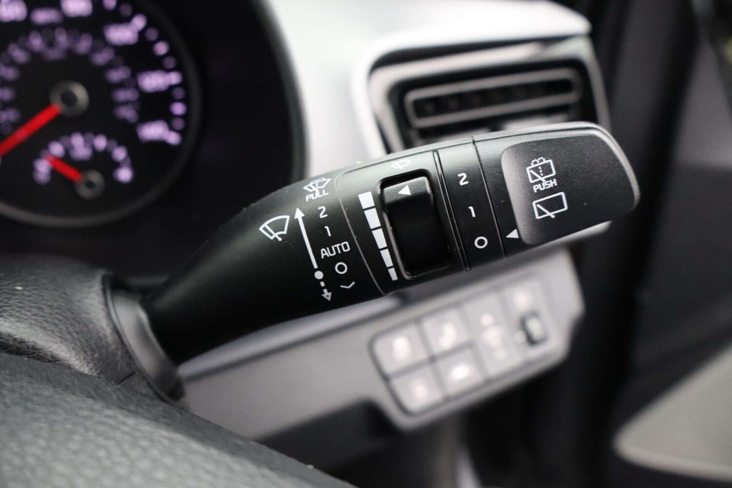 Used Kia Stonic 2018 for sale - 76481375: Photo 40