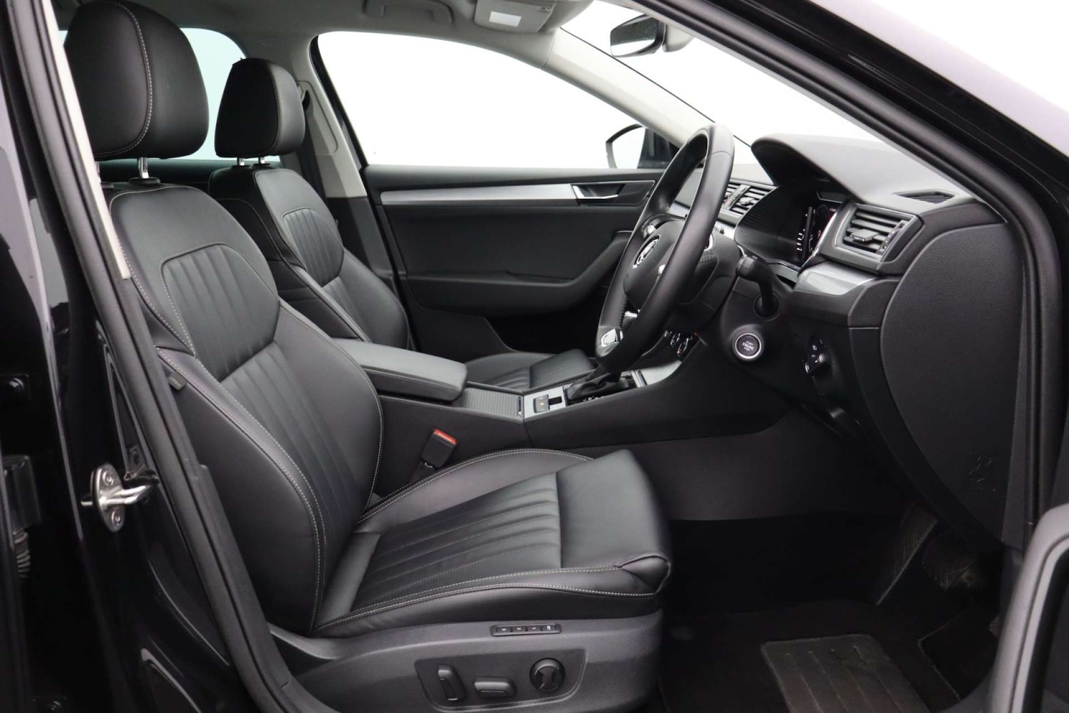 Used Skoda Superb 2023 for sale - 76182610: Photo 2