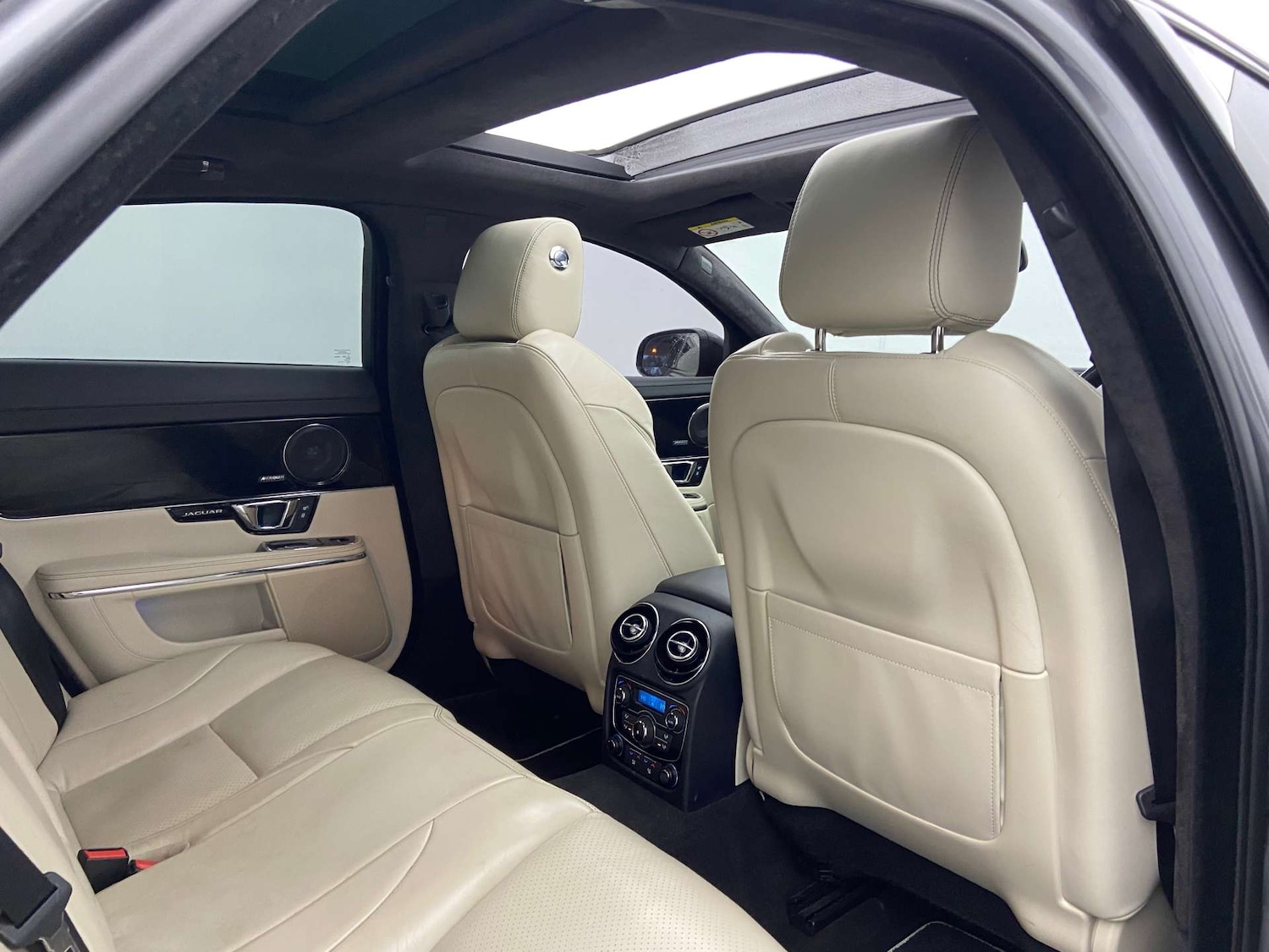 Used Jaguar XJ 2016 for sale - 76741533: Photo 17