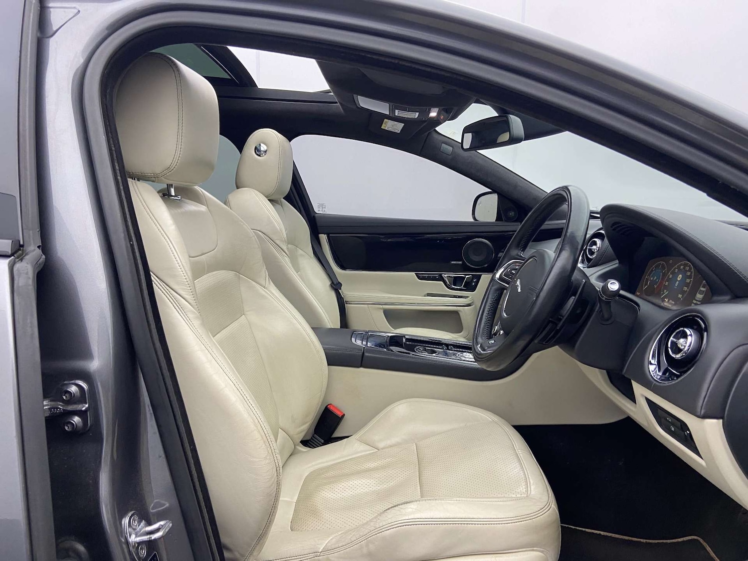 Used Jaguar XJ 2016 for sale - 76741533: Photo 2