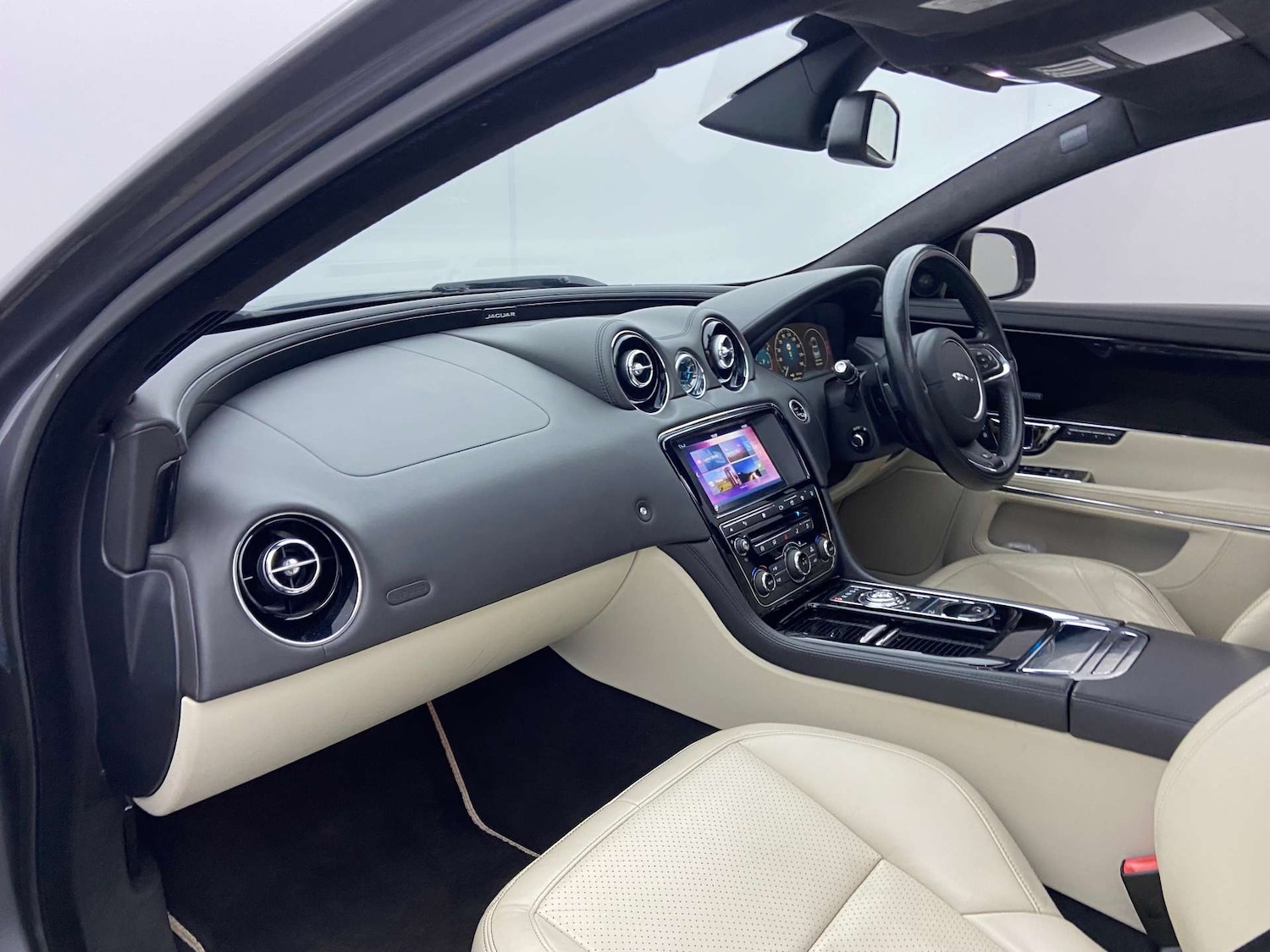 Used Jaguar XJ 2016 for sale - 76741533: Photo 26