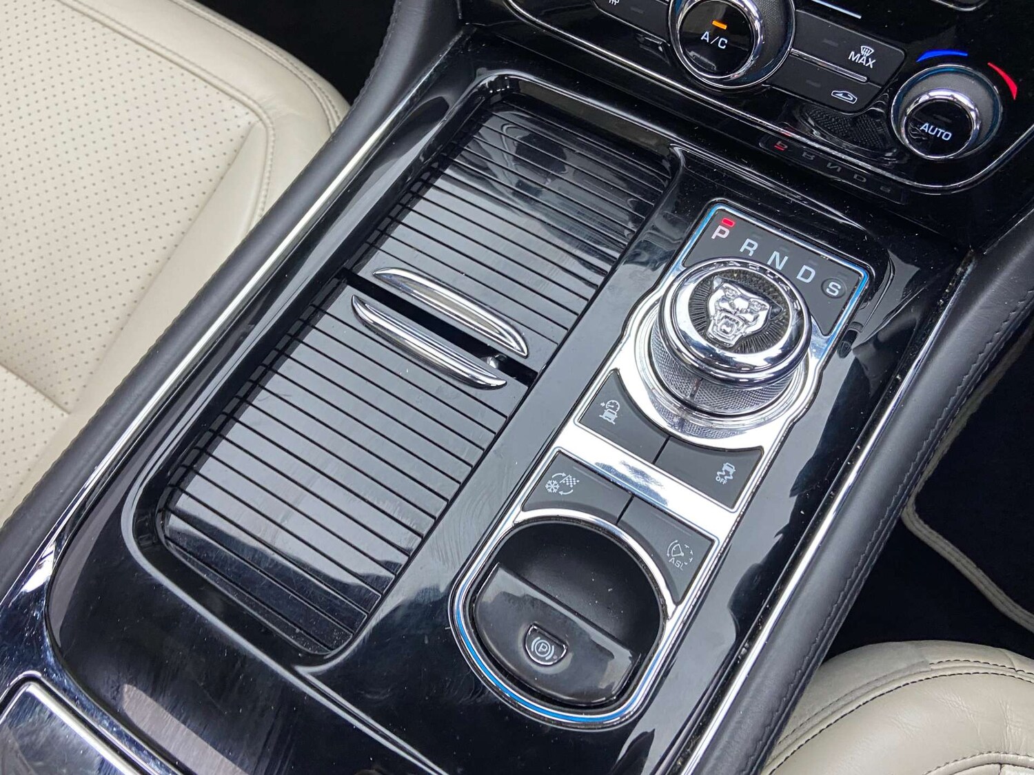 Used Jaguar XJ 2016 for sale - 76741533: Photo 41