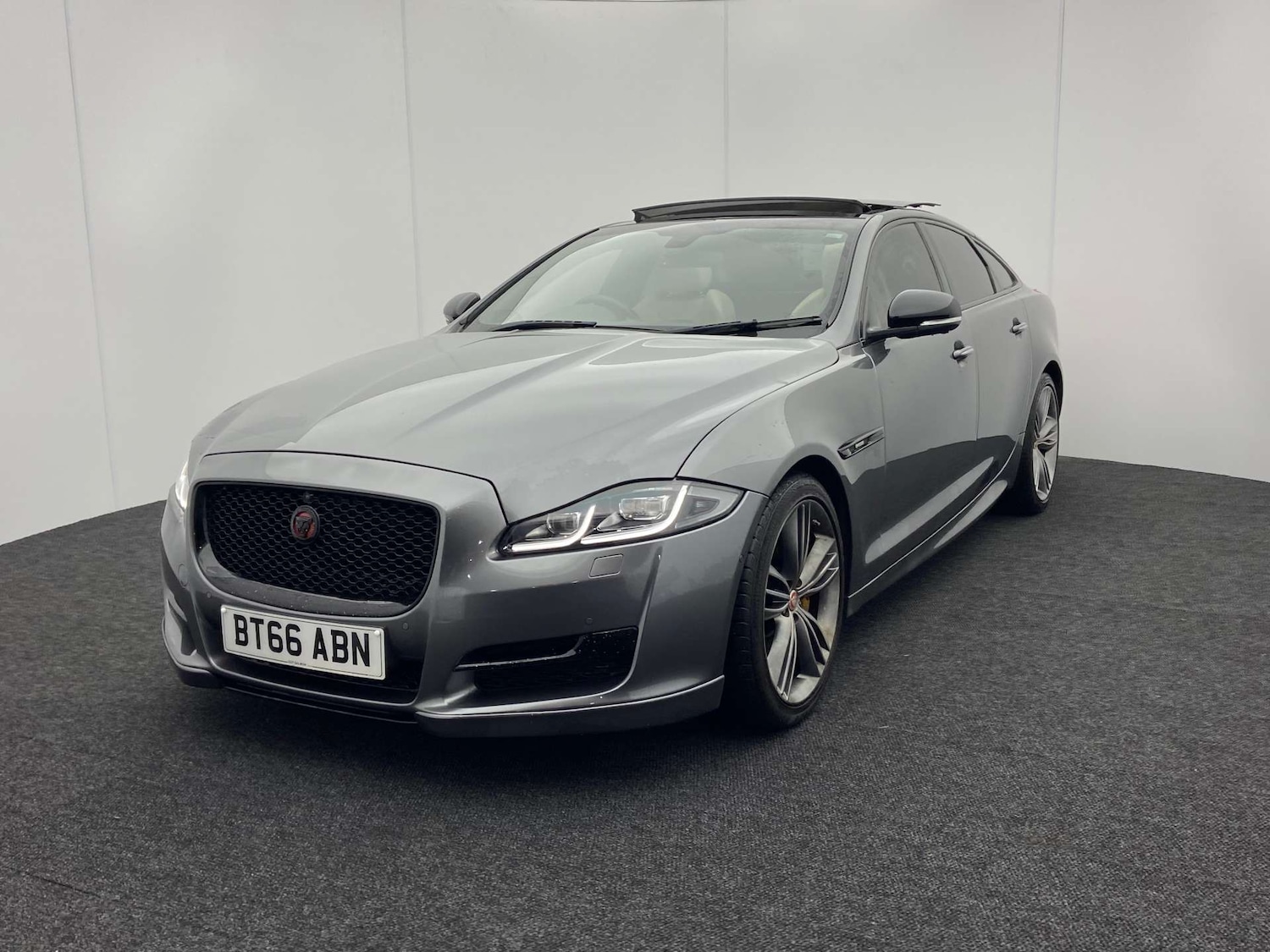 Used Jaguar XJ 2016 for sale - 76741533: Photo 8