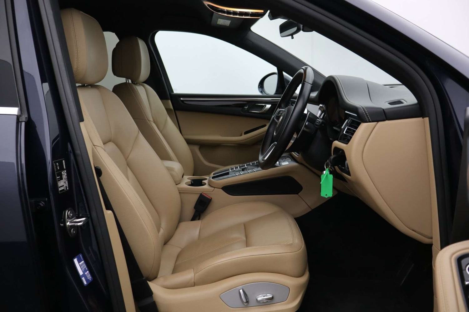 Used Porsche Macan 2019 for sale - 76182697: Photo 2