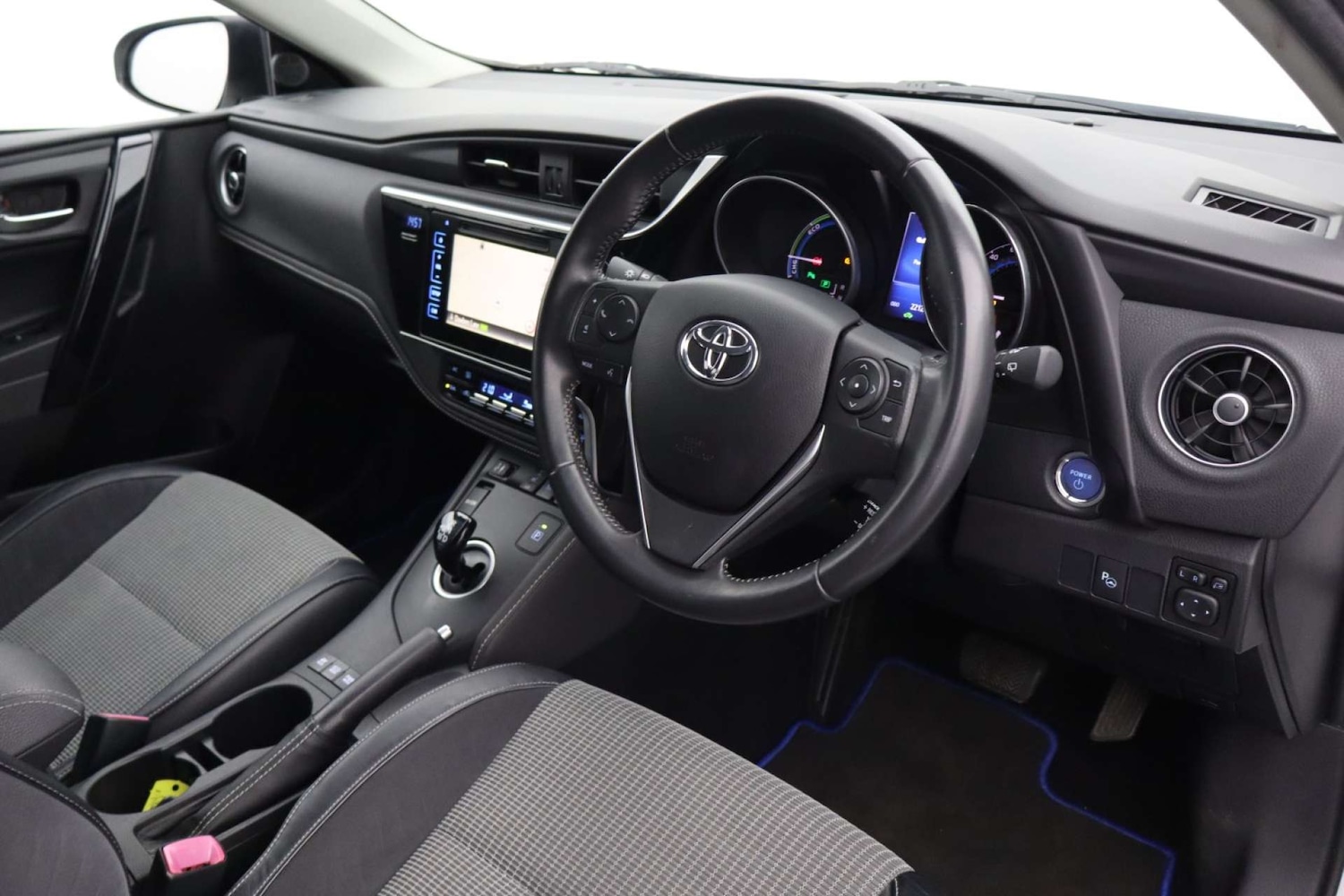 Used Toyota Auris 2015 for sale - 77289440: Photo 2