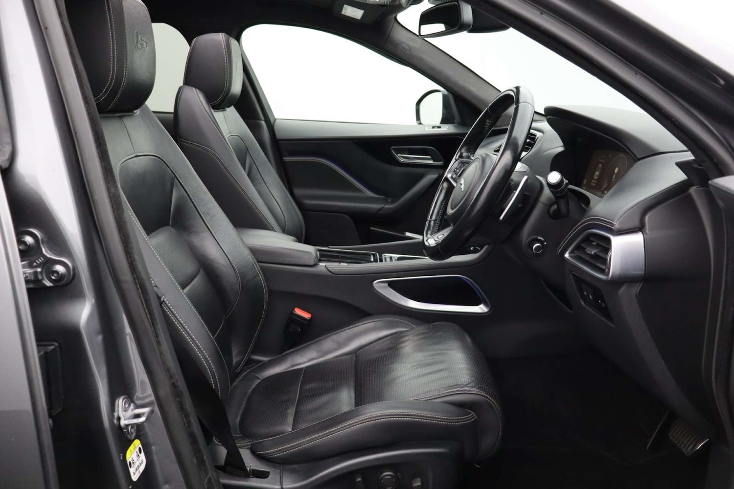 Used Jaguar F-Pace 2017 for sale - 76182717: Photo 2