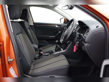Used Volkswagen T-Roc 2019 for sale - 76182578: Photo