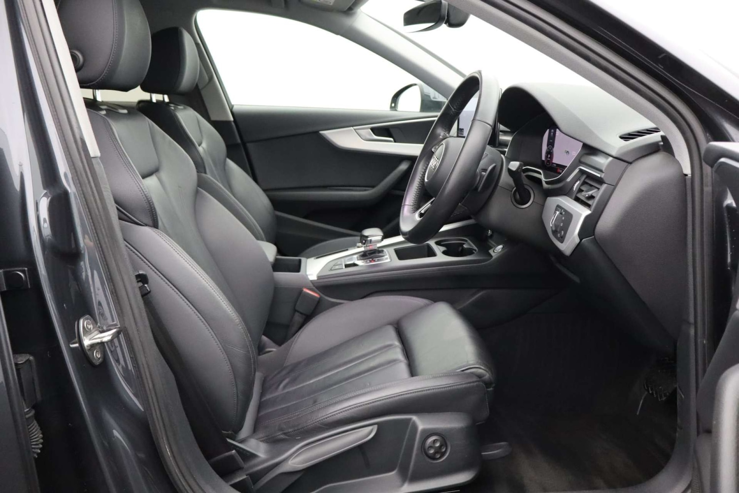 Used Audi A4 2019 for sale - 76182615: Photo 2