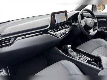 Used Toyota C-HR 2022 for sale - 76241818: Photo 2