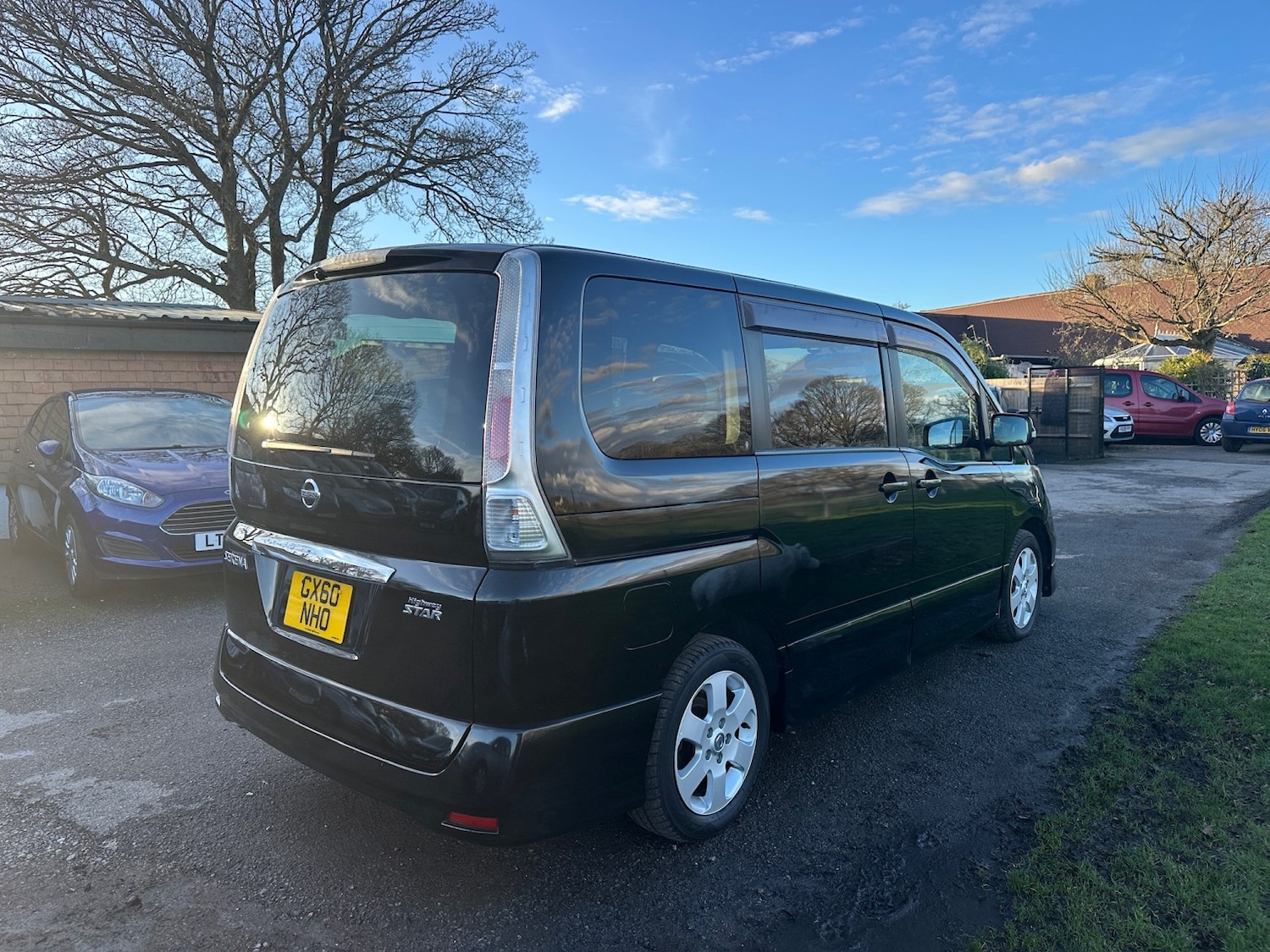 Used Nissan Serena for sale - 77584452: Photo 2
