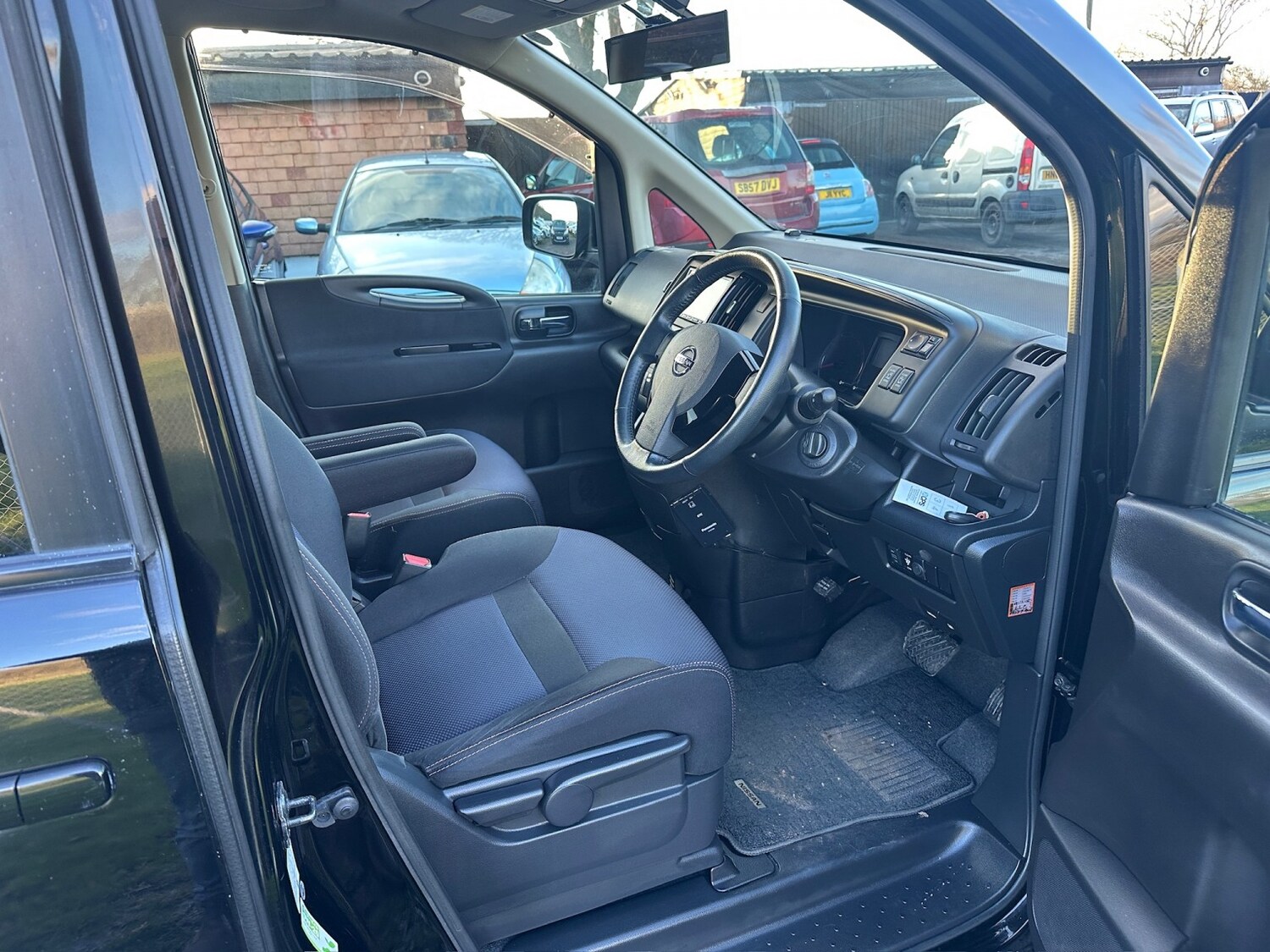 Used Nissan Serena for sale - 77584452: Photo 9