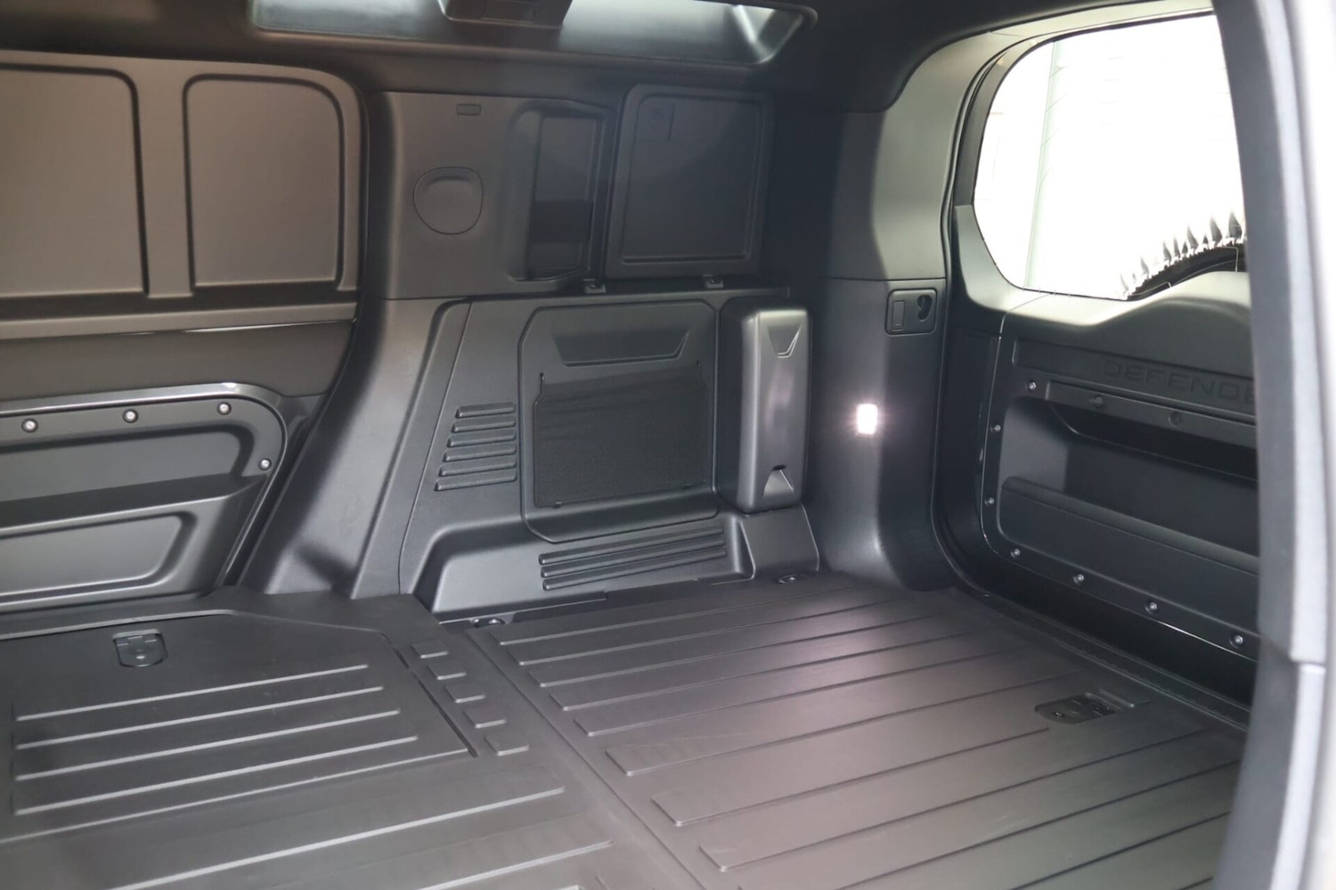 Used Land Rover Defender 110 2026 for sale - 78011049: Photo 19