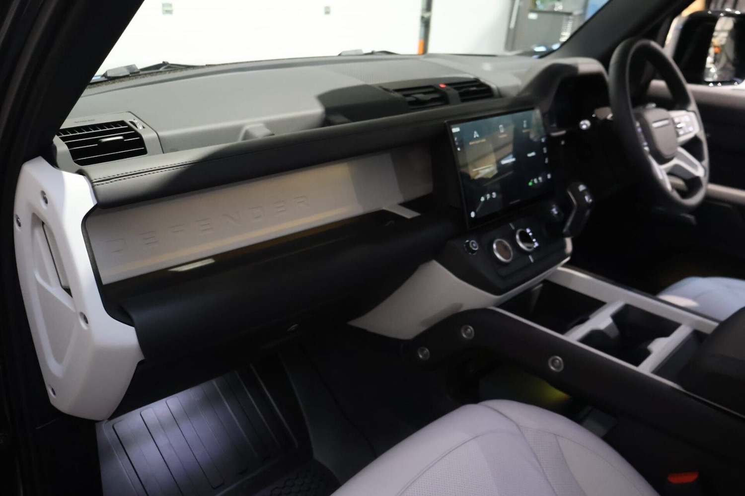 Used Land Rover Defender 110 2025 for sale - 76968495: Photo 18