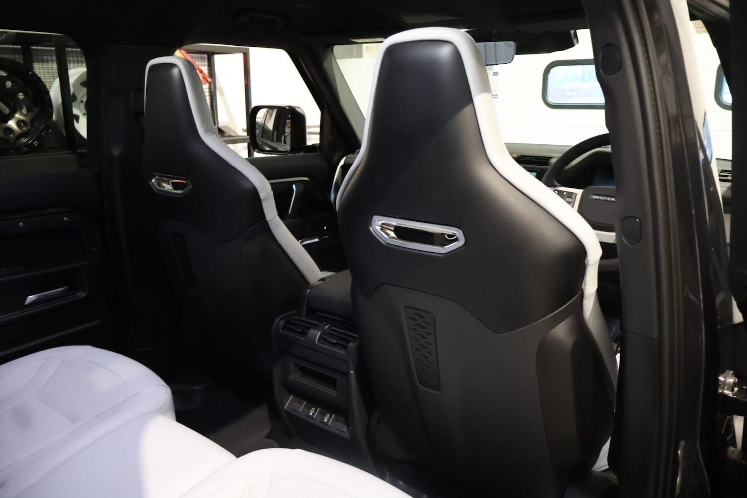 Used Land Rover Defender 110 2025 for sale - 76968495: Photo 24