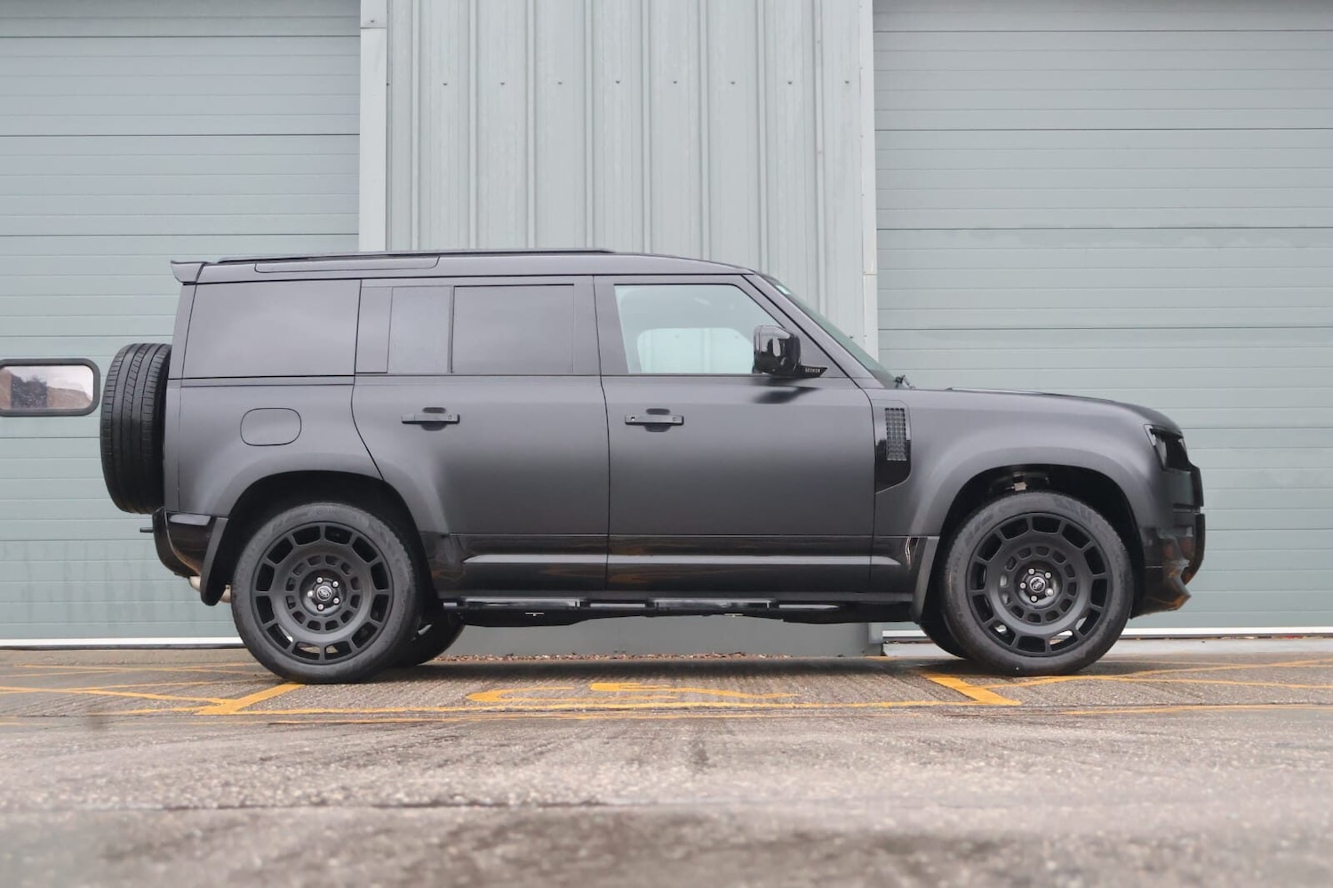 Used Land Rover Defender 110 2025 for sale - 76957113: Photo 5