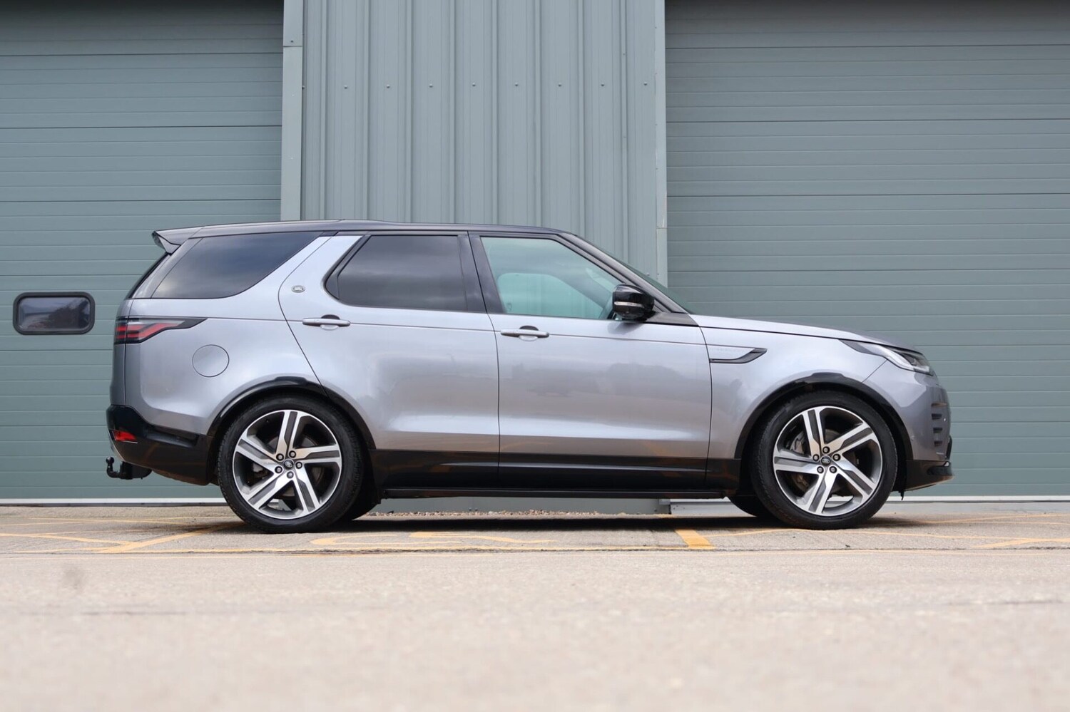 Used Land Rover Discovery 2023 for sale - 77666055: Photo 4