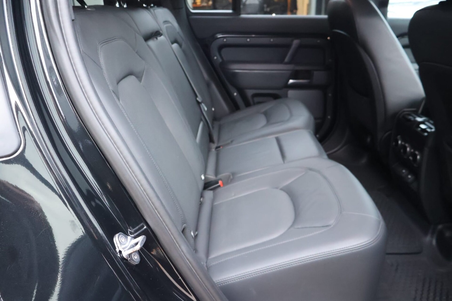 Used Land Rover Defender 2023 for sale - 76957117: Photo 14