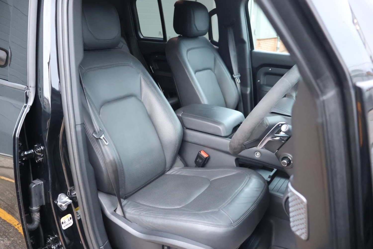 Used Land Rover Defender 2023 for sale - 76957117: Photo 17