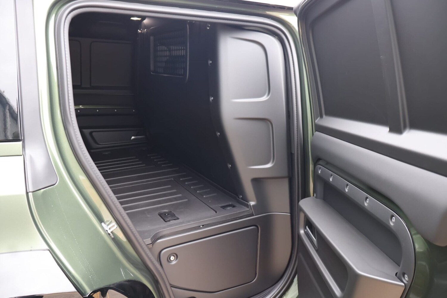 Used Land Rover Defender 110 2026 for sale - 77915550: Photo 21