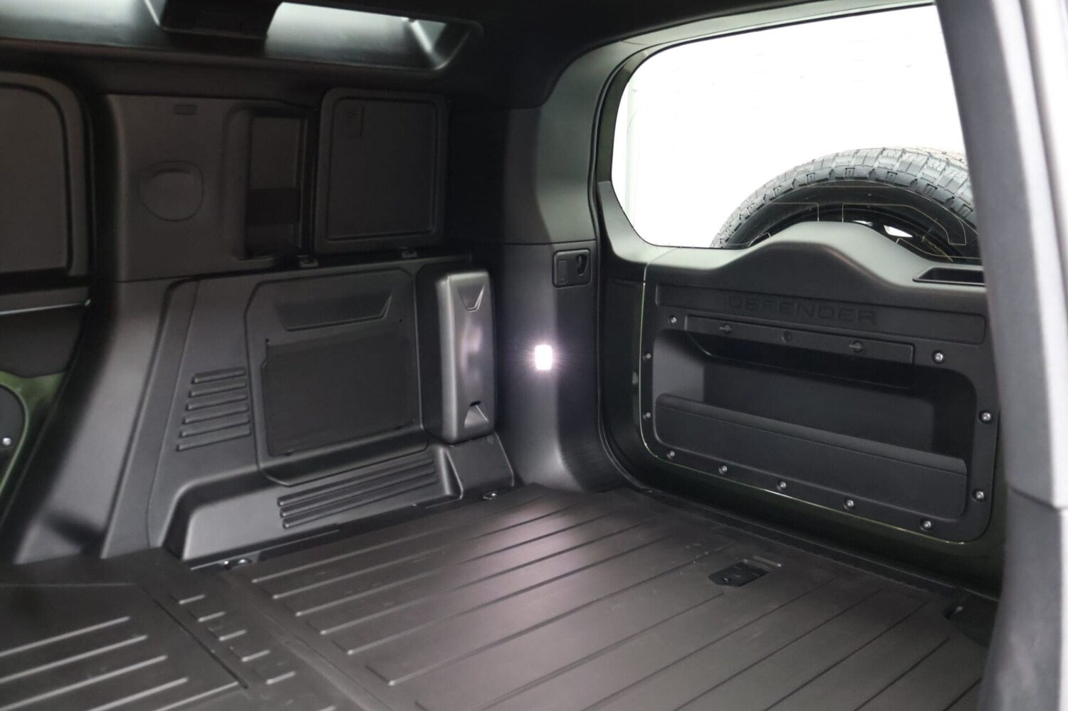 Used Land Rover Defender 110 2026 for sale - 77915550: Photo 25