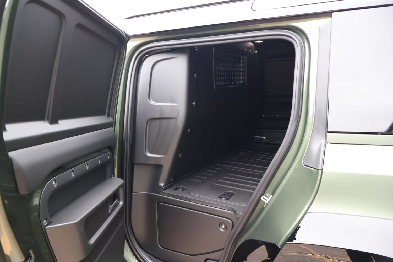 Used Land Rover Defender 110 2026 for sale - 77915550: Photo 26