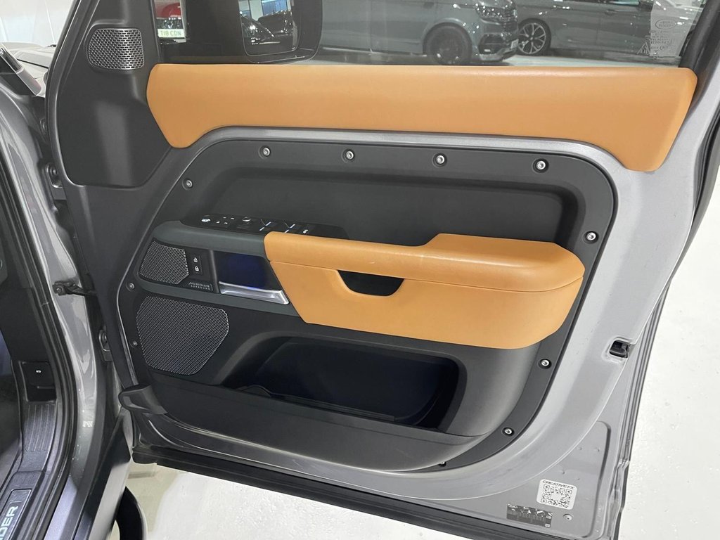 Used Land Rover Defender 110 2020 for sale - 77547217: Photo 30