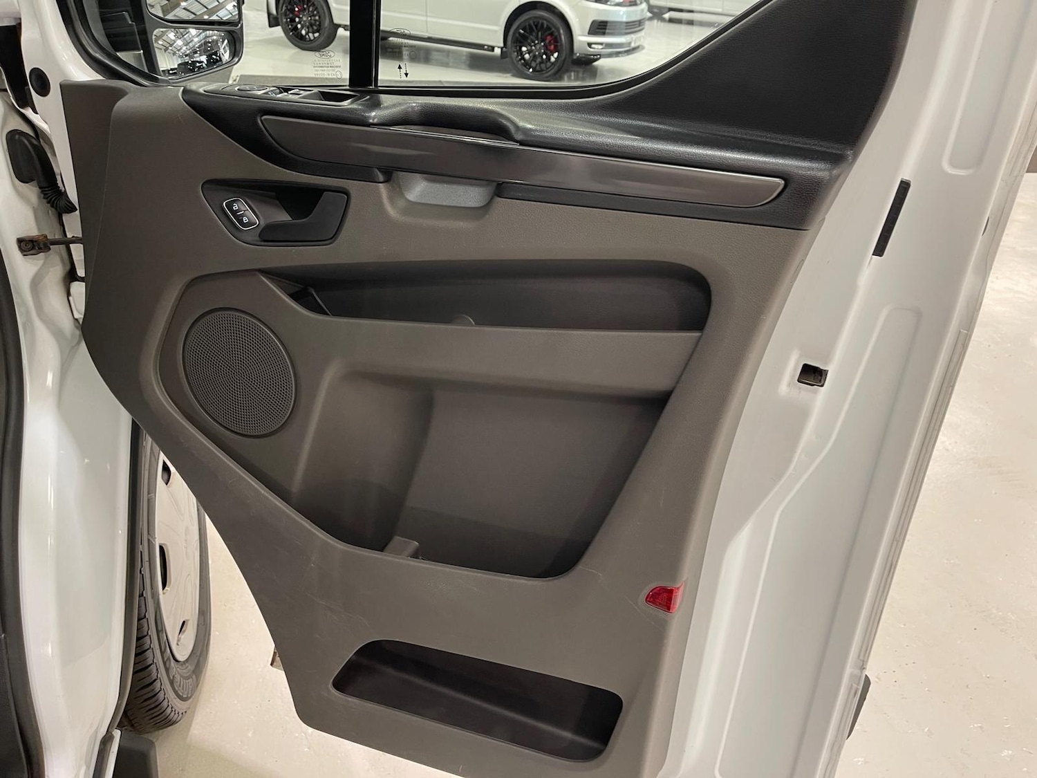 Used Ford Tourneo Custom 2020 for sale - 76398870: Photo 76