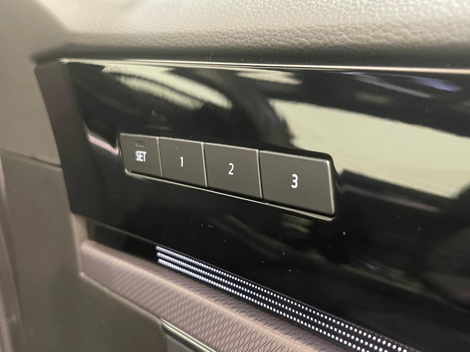 Used Volkswagen Touareg 2023 for sale - 76398908: Photo 32