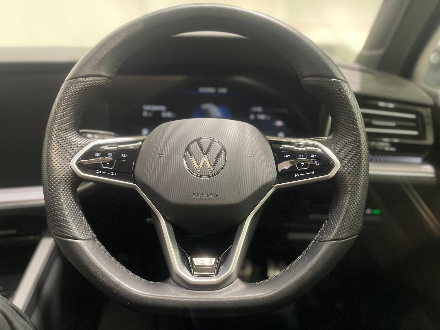 Used Volkswagen Touareg 2023 for sale - 76398908: Photo 75