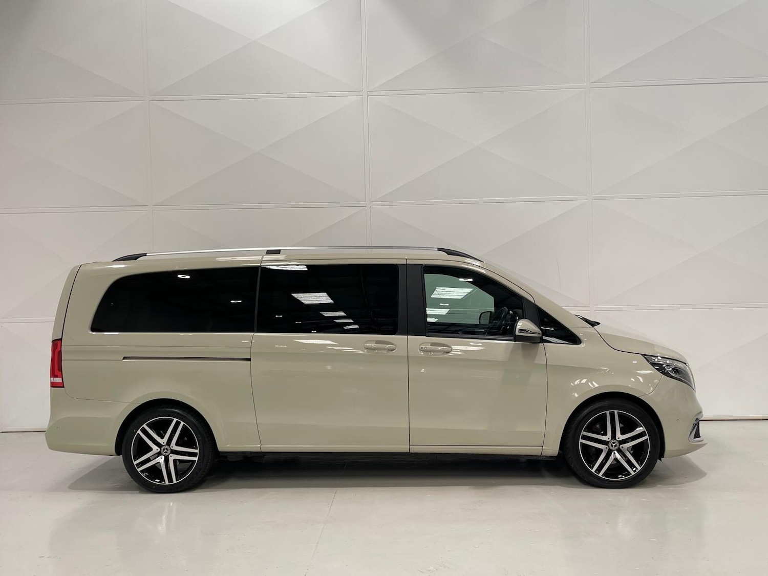 Used Mercedes-Benz V-Class 2022 for sale - 76398668: Photo 63