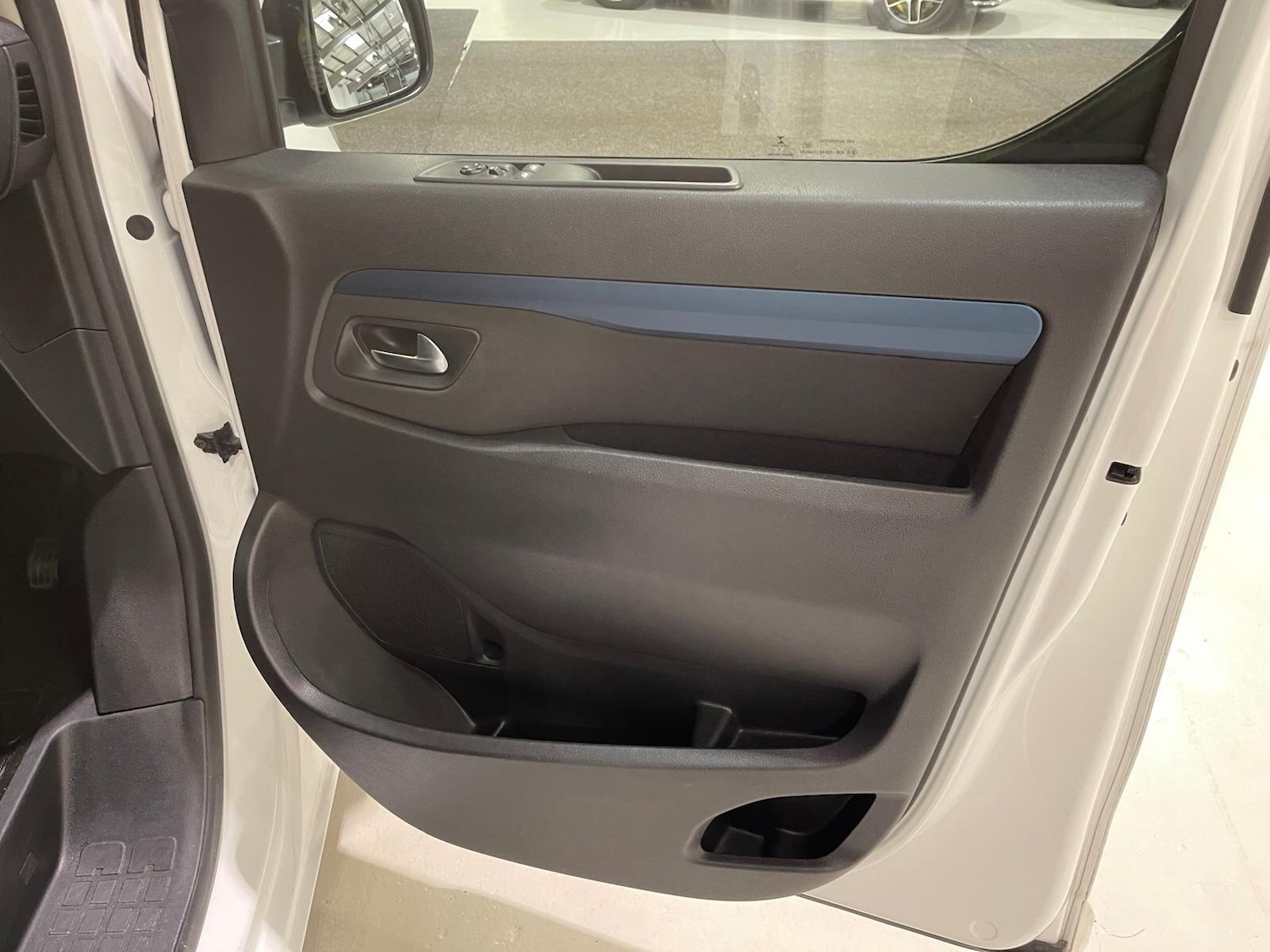 Used Peugeot Traveller 2020 for sale - 76399015: Photo 77