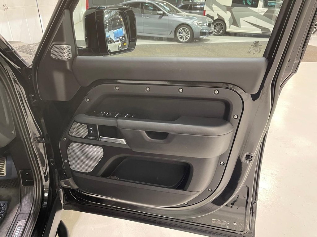 Used Land Rover Defender 130 2023 for sale - 76558882: Photo 32