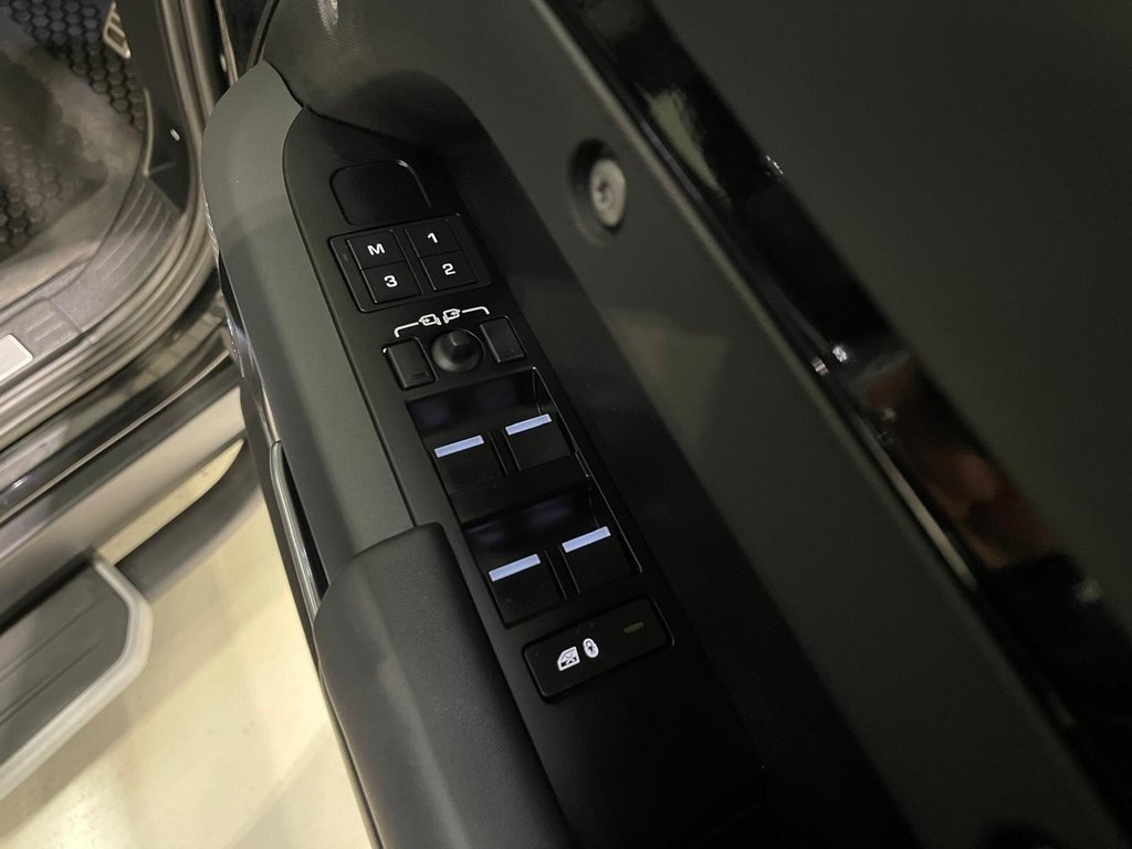 Used Land Rover Defender 130 2023 for sale - 76558882: Photo 34