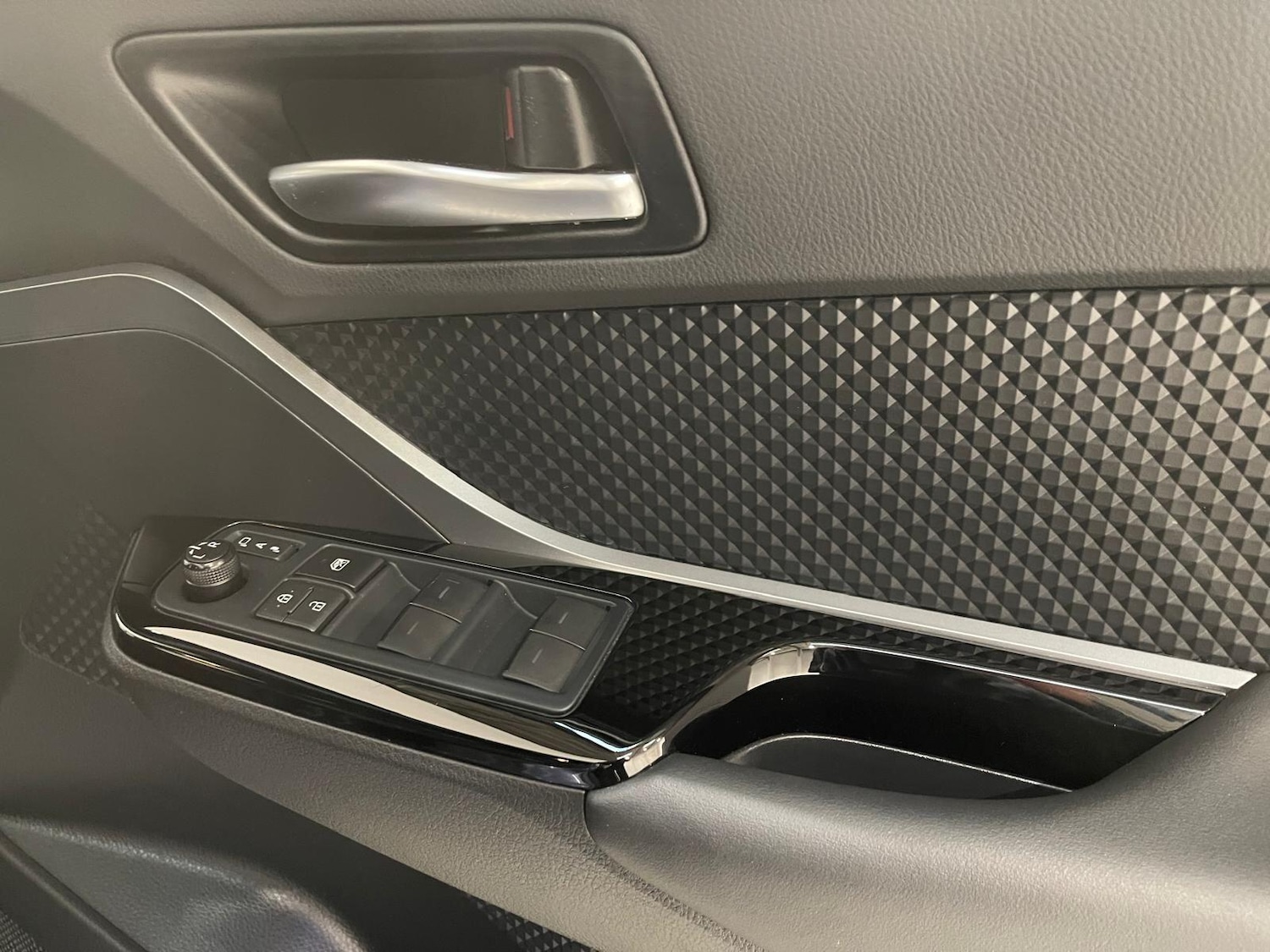 Used Toyota C-HR 2023 for sale - 76399302: Photo 27