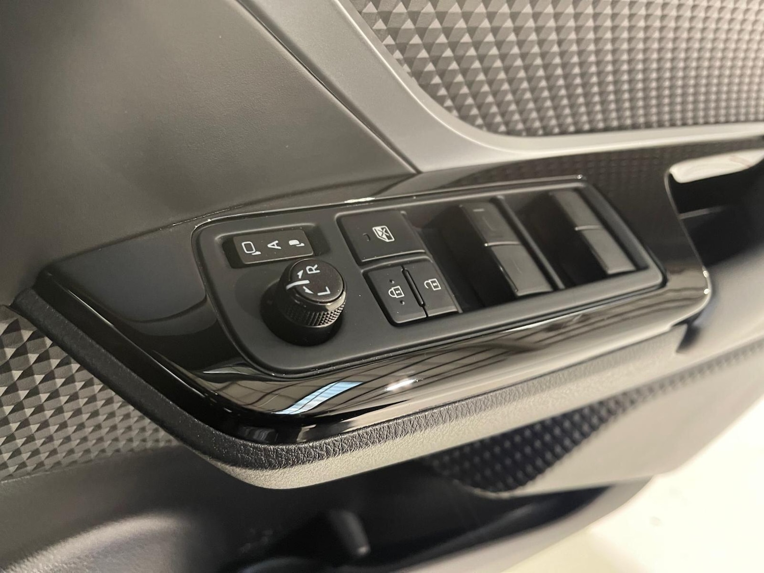 Used Toyota C-HR 2023 for sale - 76399302: Photo 29