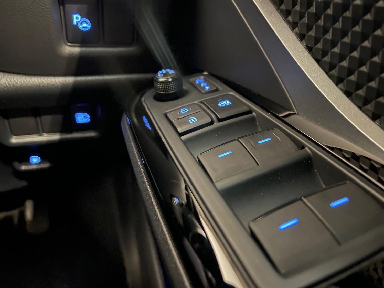 Used Toyota C-HR 2023 for sale - 76399302: Photo 30