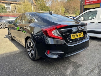 Used Honda Civic 2018 for sale - 76128103: Photo 4