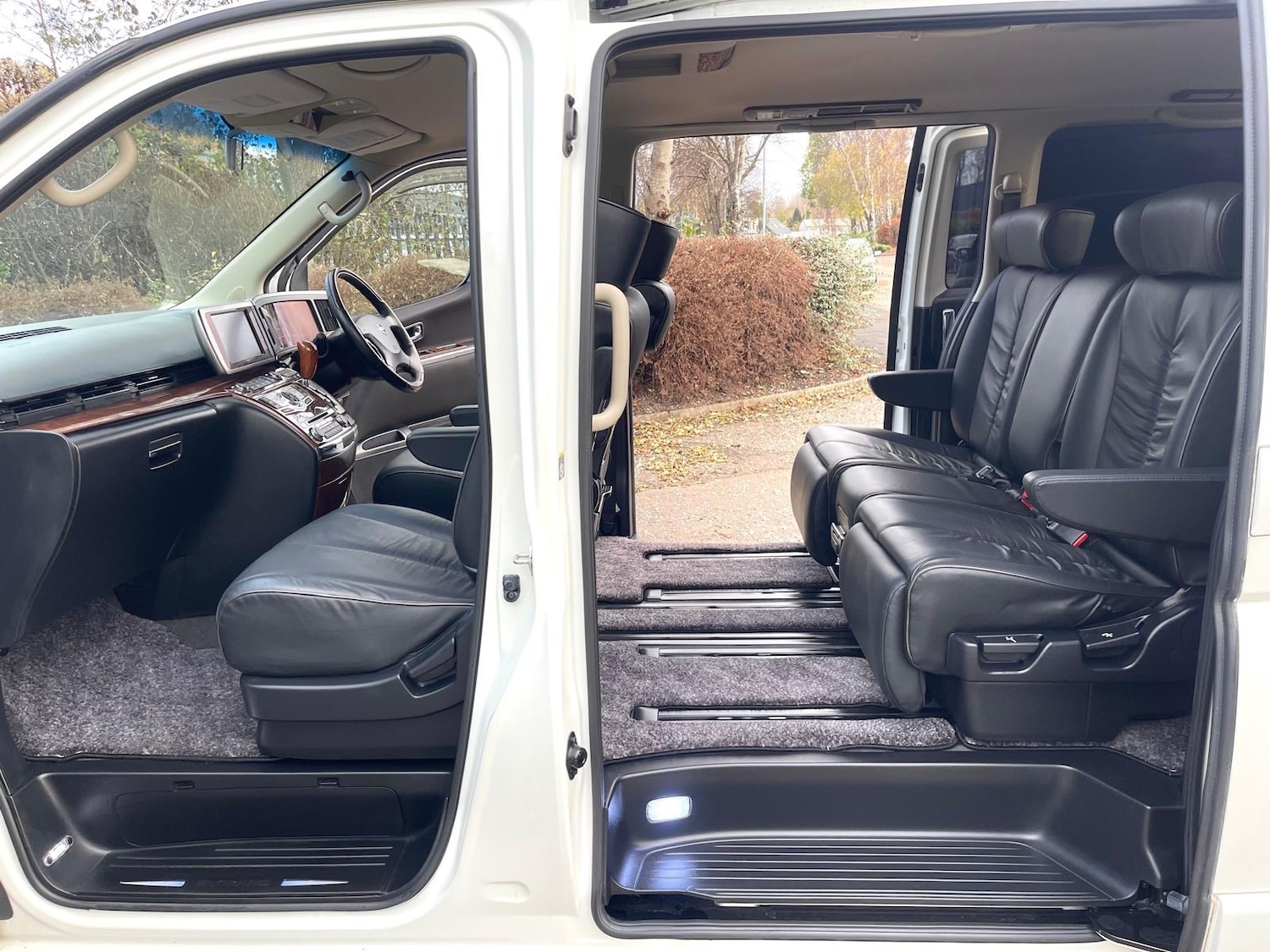 Used Nissan Elgrand 2009 for sale - 76591687: Photo 8