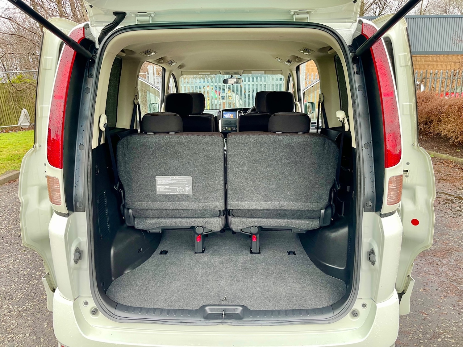 Used Nissan Serena 2010 for sale - 76969445: Photo 12