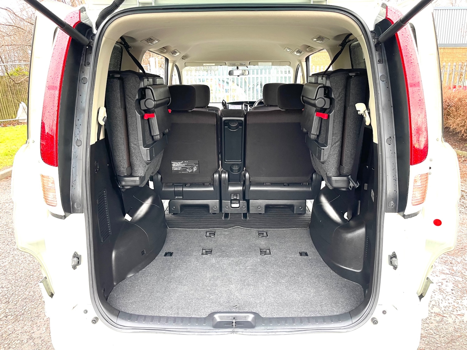 Used Nissan Serena 2010 for sale - 76969445: Photo 17