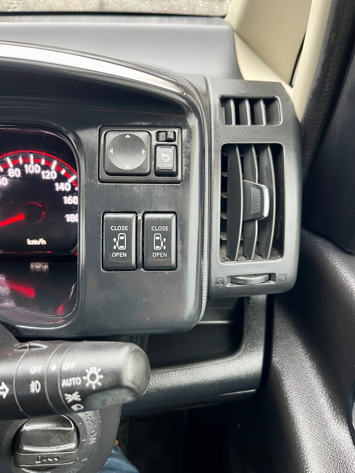 Used Nissan Serena 2010 for sale - 76969445: Photo 24