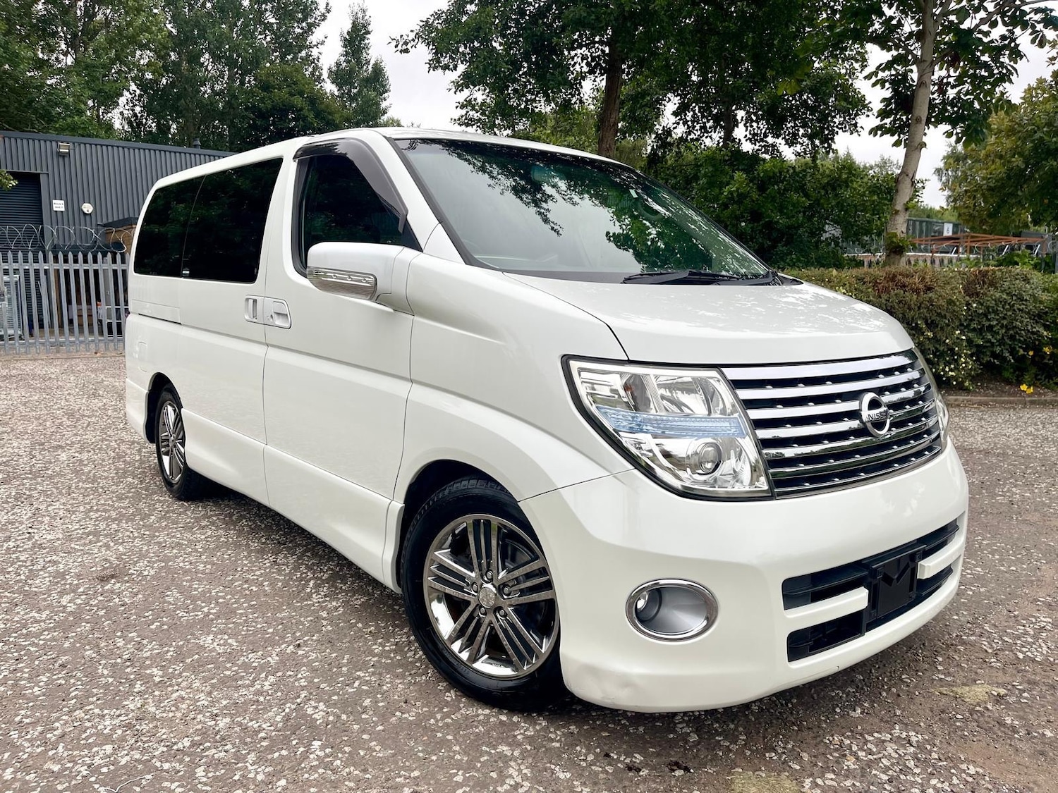 Used Nissan Elgrand 2005 for sale - 76012031: Photo 1