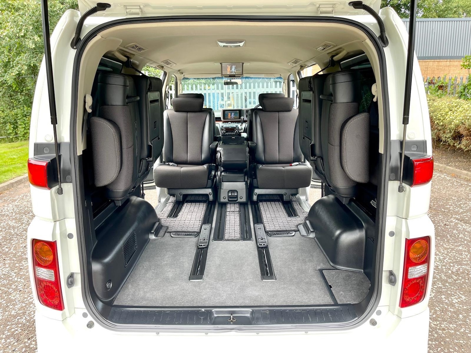 Used Nissan Elgrand 2005 for sale - 76012031: Photo 11