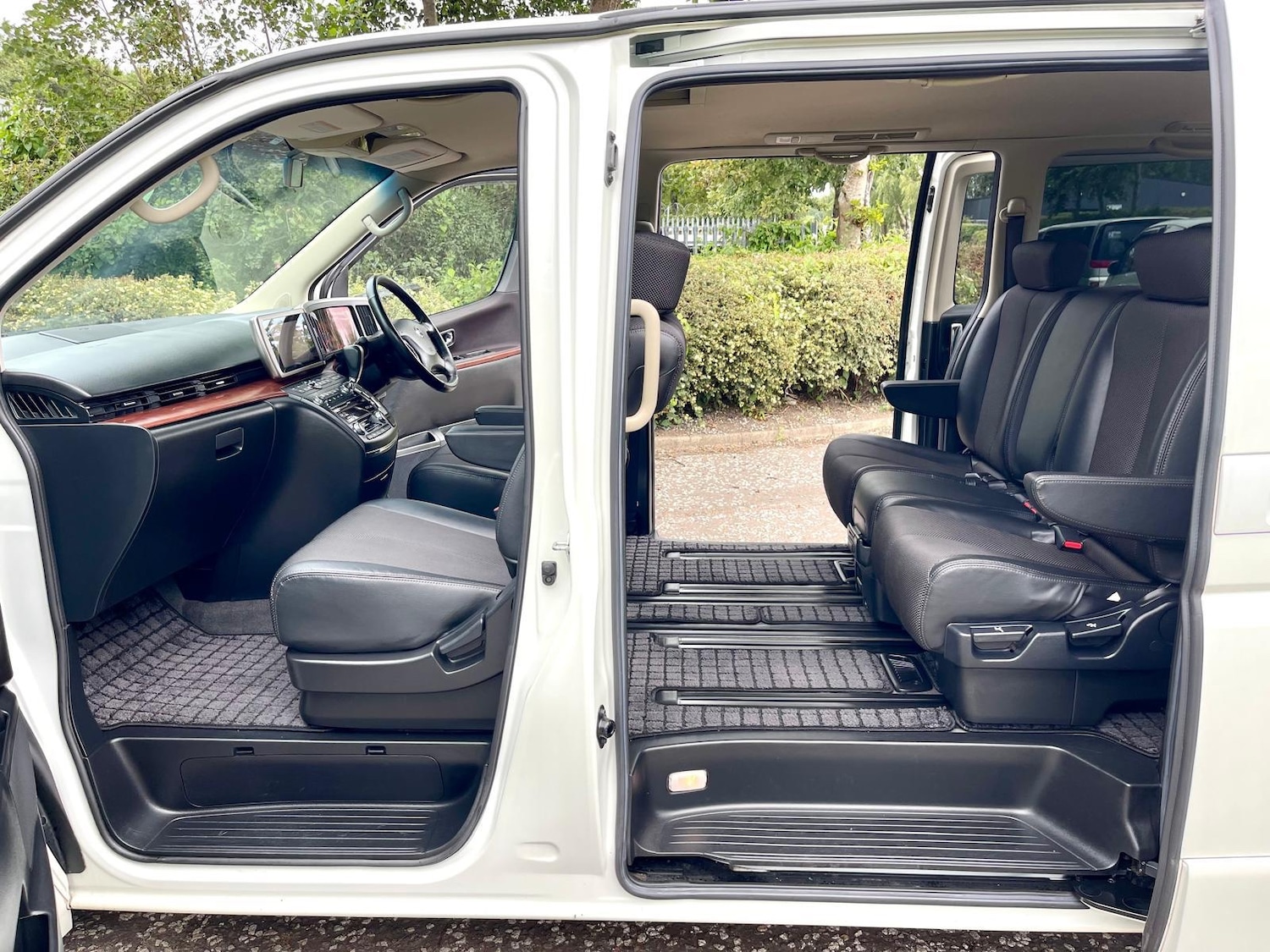Used Nissan Elgrand 2005 for sale - 76012031: Photo 8
