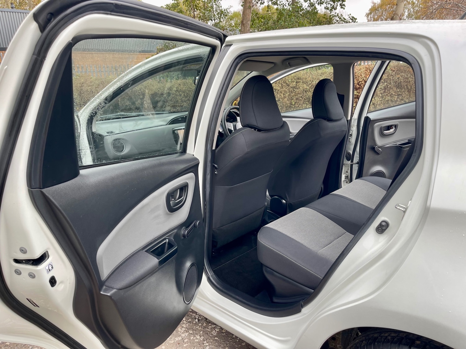 Used Toyota Yaris 2015 for sale - 76343950: Photo 13