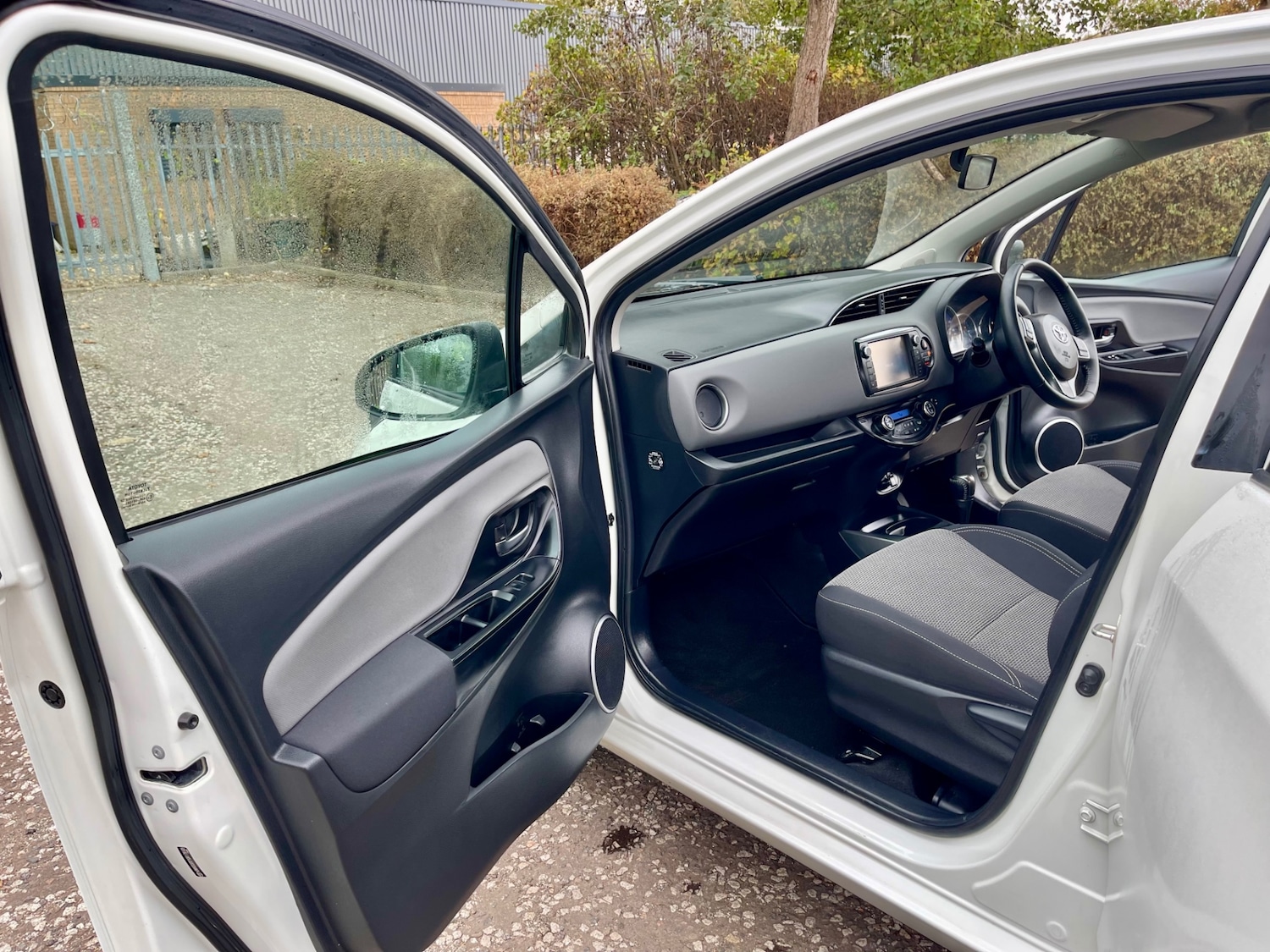 Used Toyota Yaris 2015 for sale - 76343950: Photo 7