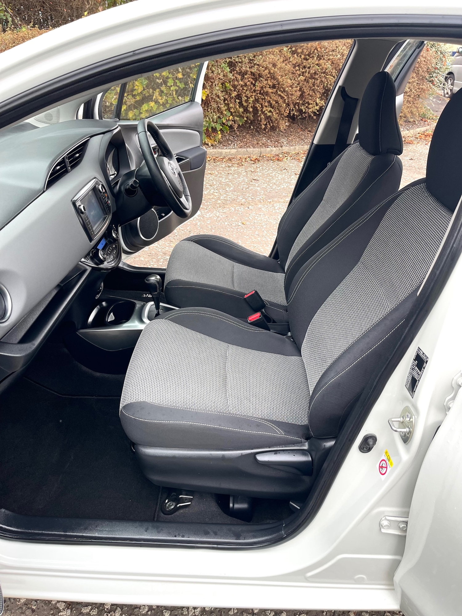 Used Toyota Yaris 2015 for sale - 76343950: Photo 8