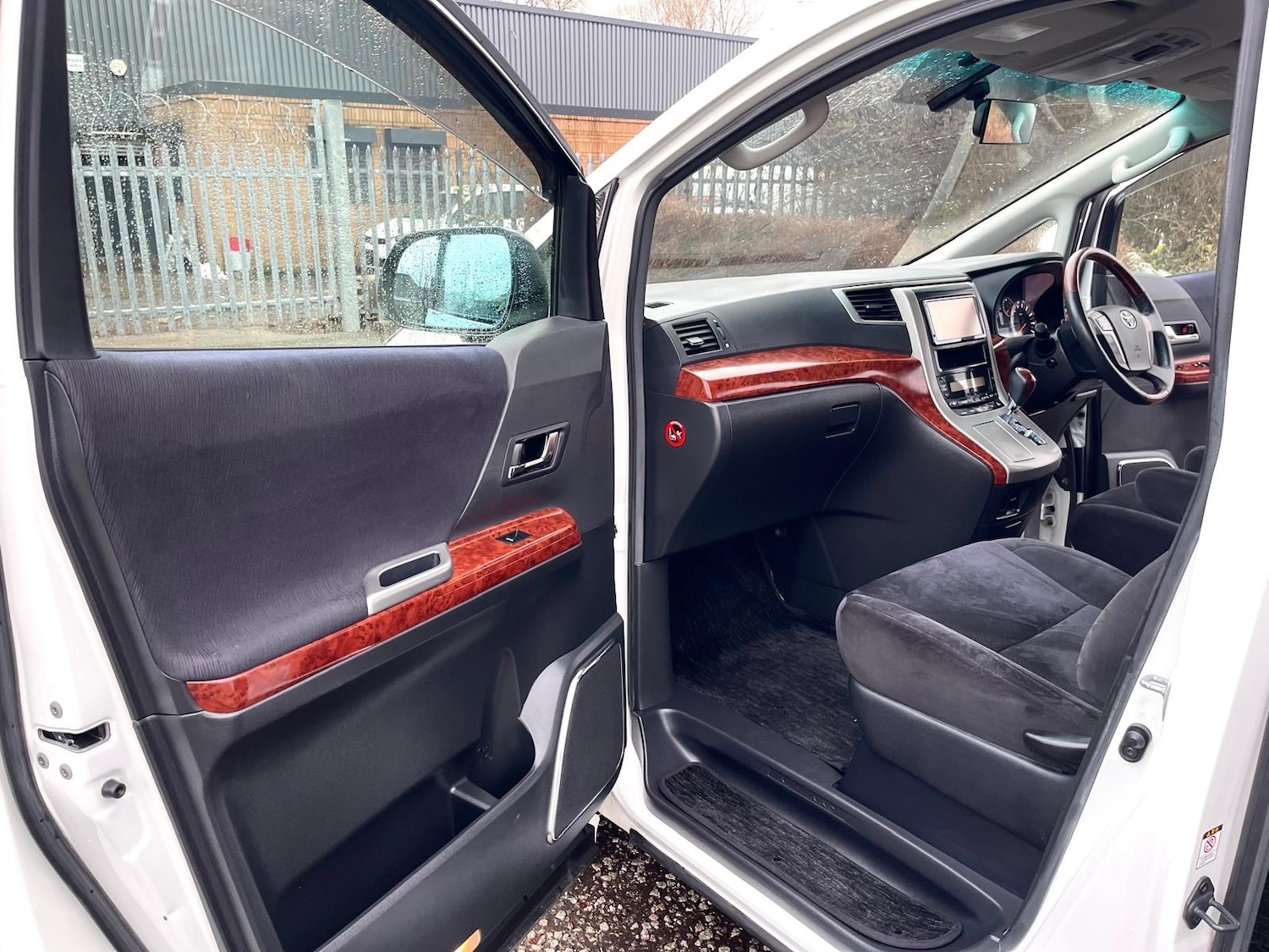 Used Toyota Alphard 2010 for sale - 76855456: Photo 17